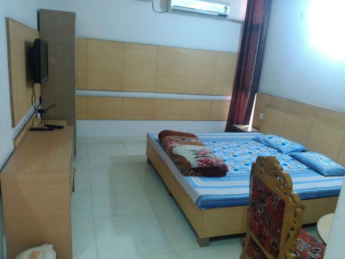 Hotel Palace Hoshiarpur Екстериор снимка